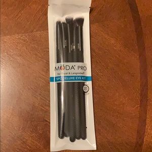 Moda Pro 5 piece deluxe eye kit!